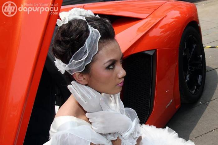 15 Lamborghini в Джакарте в окружении девушек (14 фото)