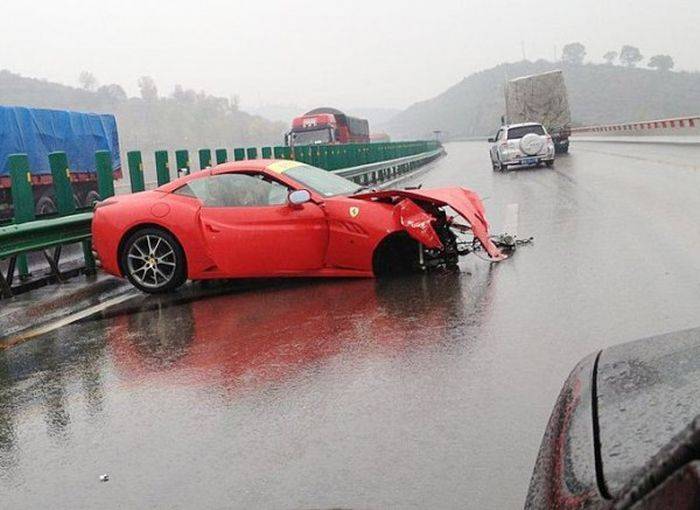 В Китае произошла авария на миллионы юаней (7 фото)