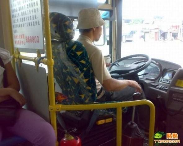 На что способны водители автобусов (8 фото)