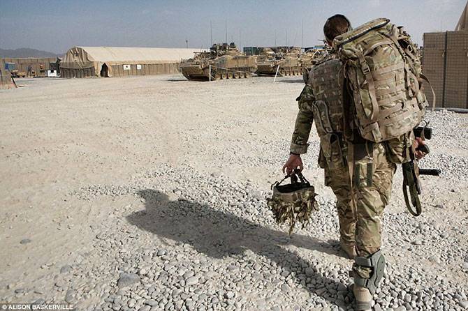 Британские женщины-военные в Афганистане (15 фото)