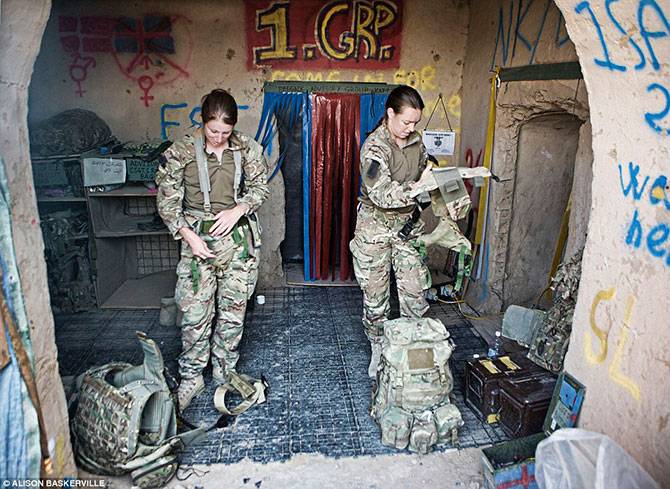 Британские женщины-военные в Афганистане (15 фото)