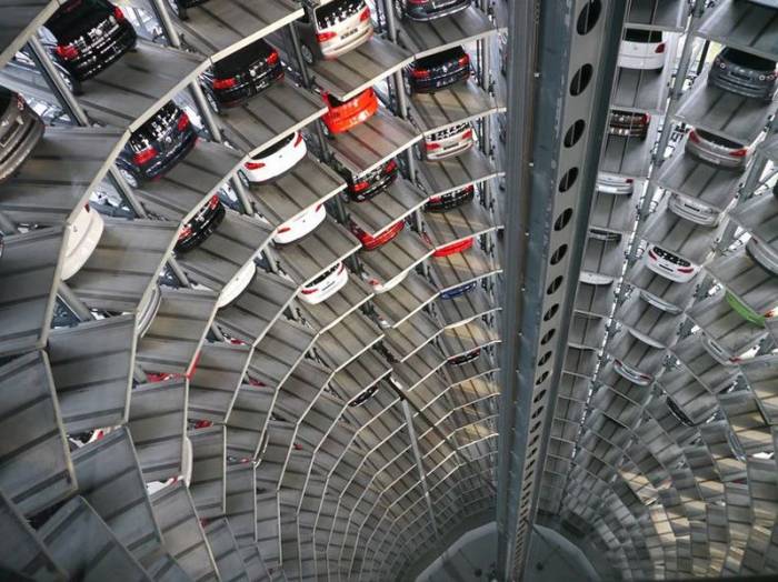 Автомобильные башни-парковки в Германии (10 фото)