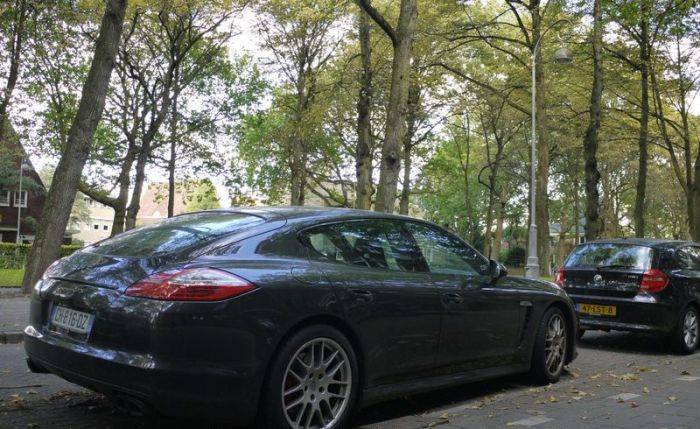 В Амстердаме пострадали дорогостоящие Porsche Panamera и Cayenne (8 фото)