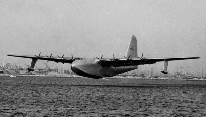 Архивные снимки гигантского самолета из дерева (33 фото)