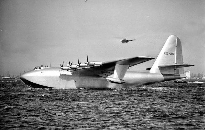 Архивные снимки гигантского самолета из дерева (33 фото)