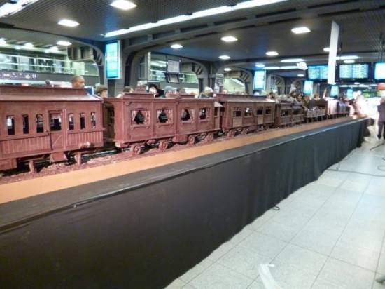 Самый длинный в мире шоколадный поезд (11 фото)