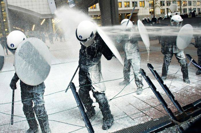 Полицейские в Брюсселе стали жертвами милкинга (7 фото)