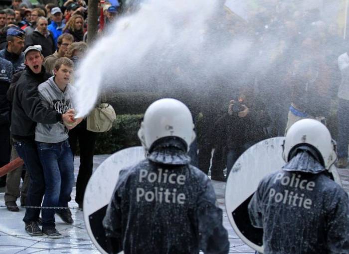 Полицейские в Брюсселе стали жертвами милкинга (7 фото)
