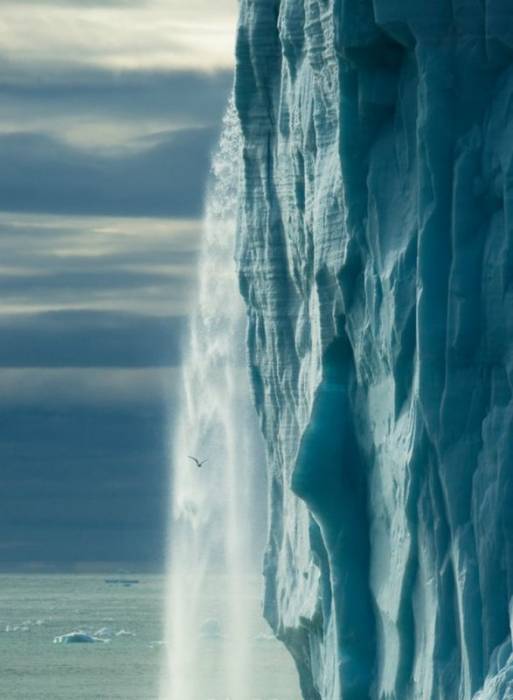Водопады ледника Свальбард (10 фото)