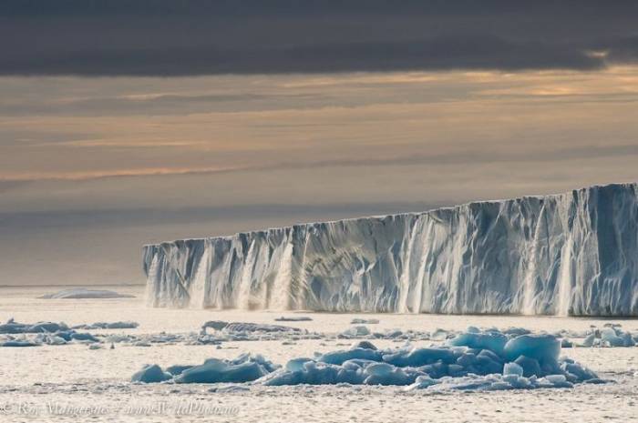 Водопады ледника Свальбард (10 фото)