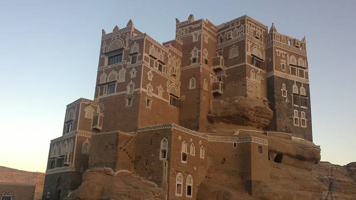 Дар аль Хайяр - замок, построенный на скале (18 фото)