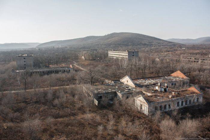 Покинутый гарнизонный городок недалеко от границы с Китаем (70 фото)