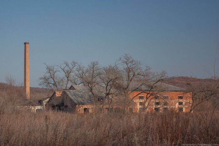 Покинутый гарнизонный городок недалеко от границы с Китаем (70 фото)