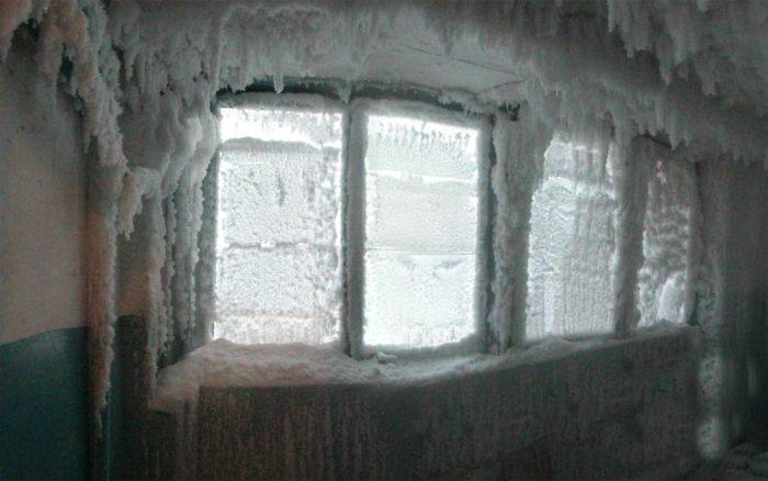 Как выглядит подъезд жилого дома при -59°C за окном (6 фото)