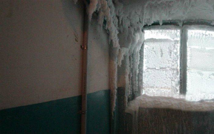 Как выглядит подъезд жилого дома при -59°C за окном (6 фото)