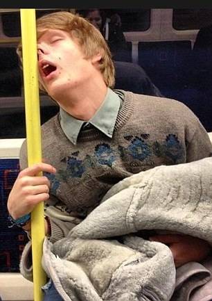 Сон в общественном транспорте (10 фото)
