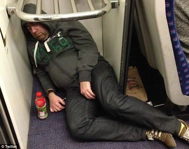 Сон в общественном транспорте (10 фото)