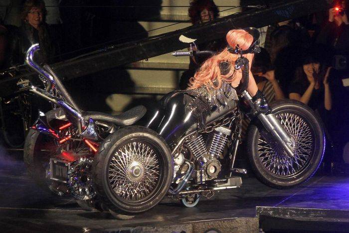 Леди Гага оконфузилась на концерте (5 фото)