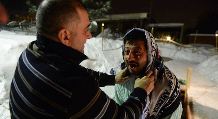 Михаил Галустян искупался в проруби на Крещение (8 фото)