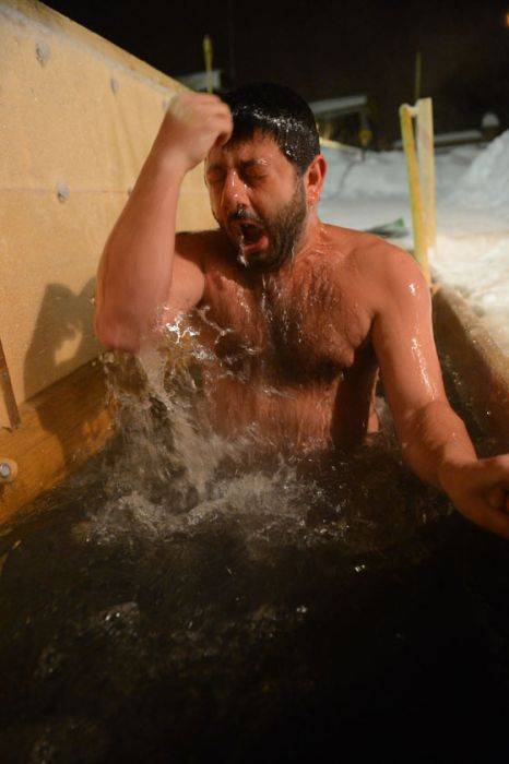 Михаил Галустян искупался в проруби на Крещение (8 фото)