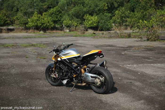 Ducati STMRock Streetfighet 1098 R на трек и обратно... (15 фото)