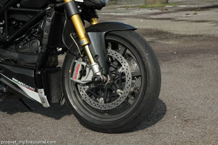 Ducati STMRock Streetfighet 1098 R на трек и обратно... (15 фото)