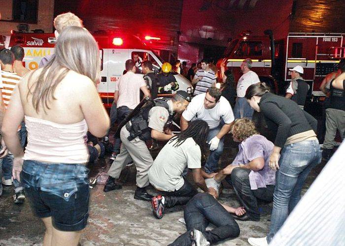 Серьезный пожар в одном из ночных клубов Бразилии (13 фото)