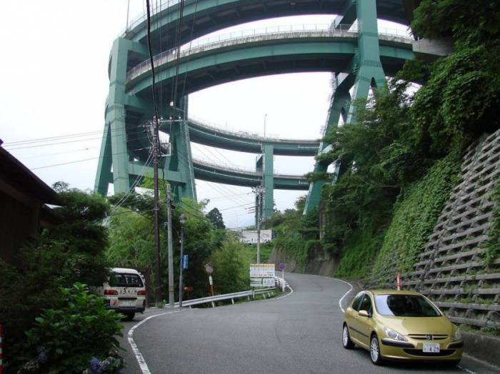 Кавацу-Нанадару – мост-петля в Японии (5 фото)