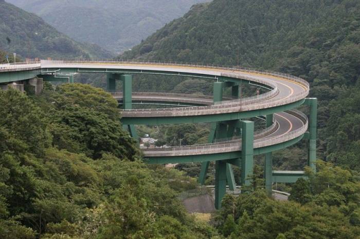 Кавацу-Нанадару – мост-петля в Японии (5 фото)