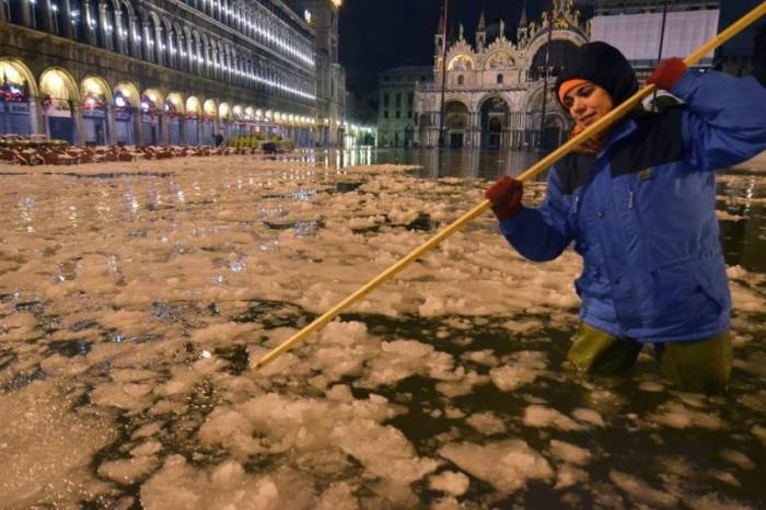 Подтопленная Венеция покрывается льдом (7 фото)