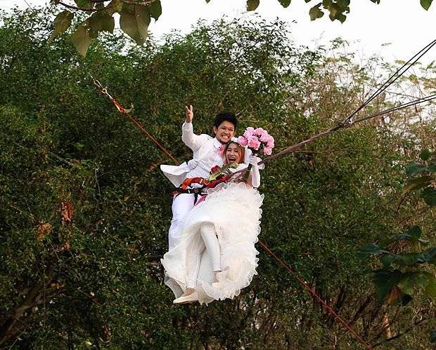 Экстремальные свадебные церемонии индонезийцев на День святого Валентина (5 фото)