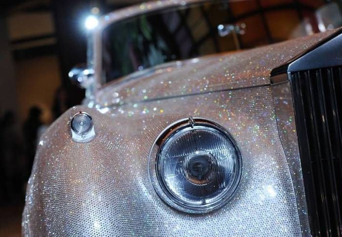 Более миллиона кристаллов Swarovski на Rolls-Royce Silver Cloud (6 фото)