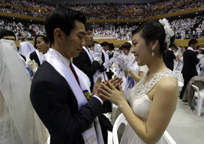 Рекордная южнокорейская свадьба - 3500 пар заключили брак одновременно (17 фото)