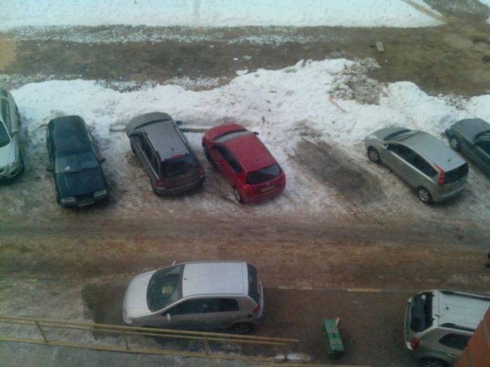 Соседи жестко наказали за неправильную парковку (7 фото)