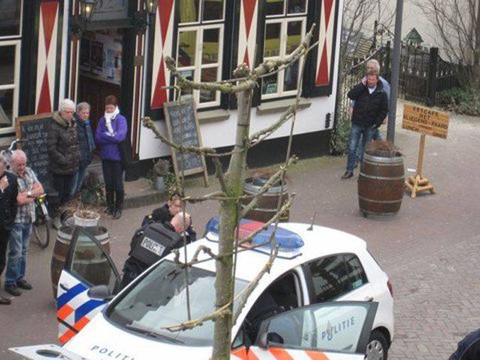 Неудачное ограбление ювелирного магазина в Нидерландах (16 фото)