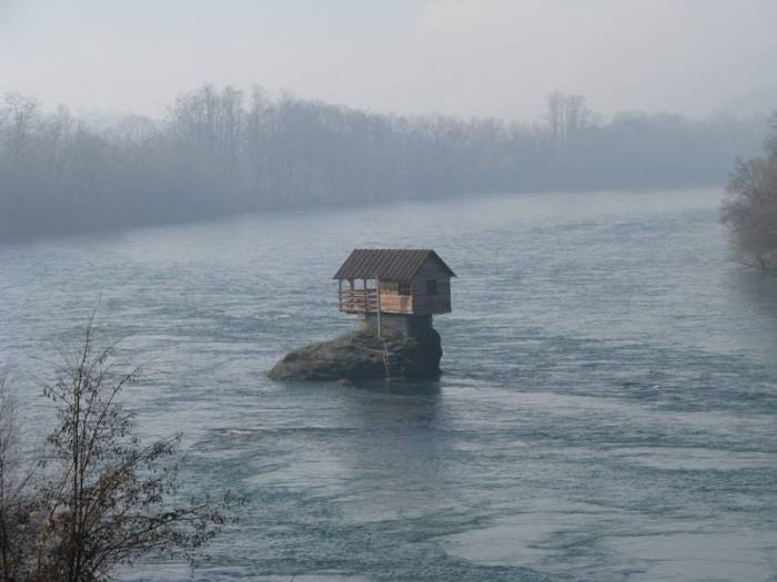 Уютный домик посреди реки (5 фото)