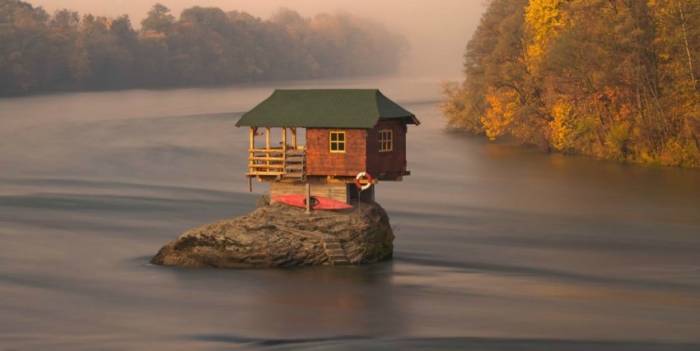 Уютный домик посреди реки (5 фото)