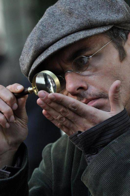 Российский Шерлок Холмс не будет курить трубку (13 фото)