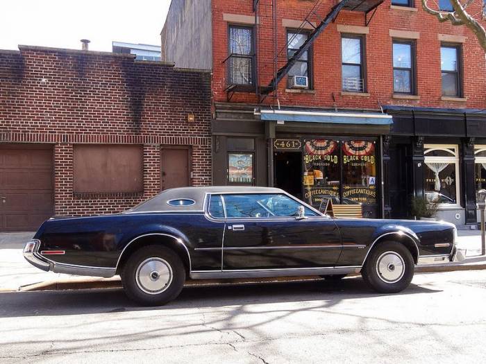 Старые автомобили на улицах Нью-Йорка (35 фото)