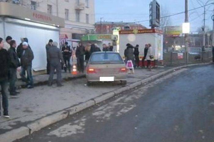 Пьяный водитель влетел в автобусную остановку в Екатеринбурге (7 фото)