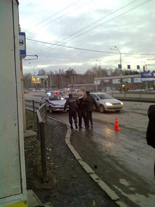 Пьяный водитель влетел в автобусную остановку в Екатеринбурге (7 фото)