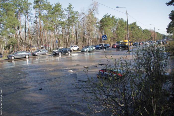 В Киеве на одной из улиц утонул автомобиль