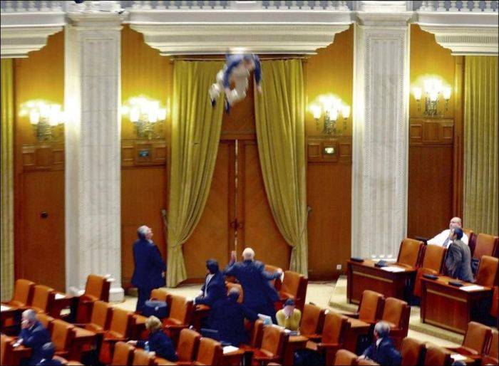 Мужчина спрыгнул с балкона в парламенте Румынии (7 фото)