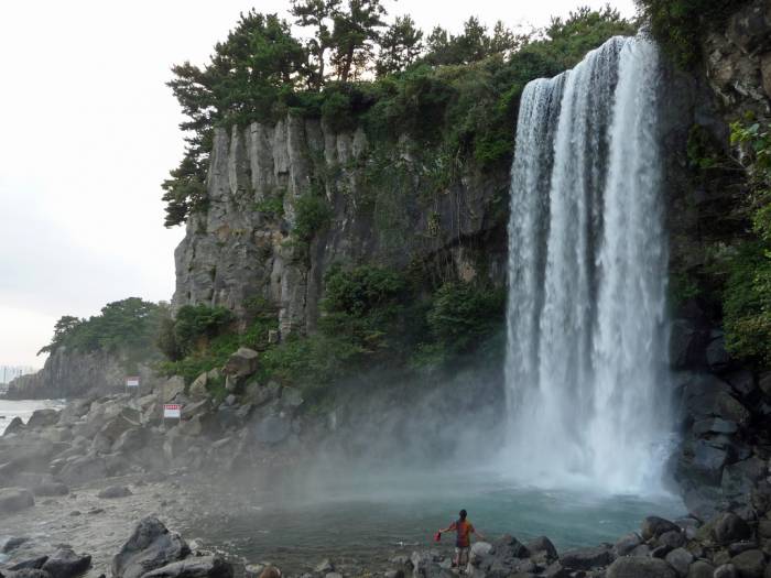 7 красивейших водопадов падающих в море (15 фото)