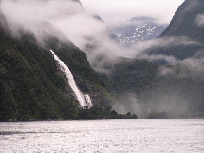 7 красивейших водопадов падающих в море (15 фото)