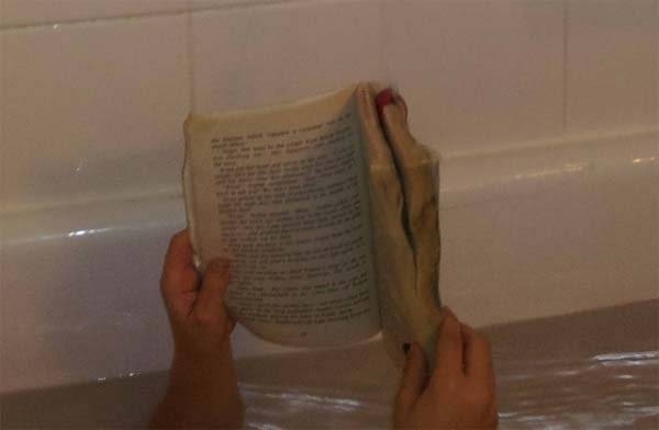 Как читать книги в ванной? (2 фото)
