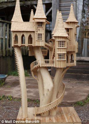 Удивительные модели домов из срубленных деревьев