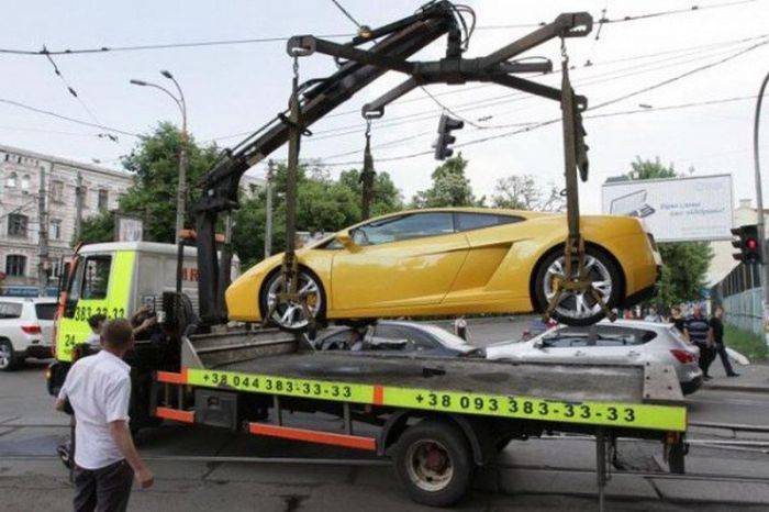 Девушка за рулем Lamborghini заблокировала движение (8 фото)