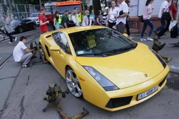 Девушка за рулем Lamborghini заблокировала движение (8 фото)