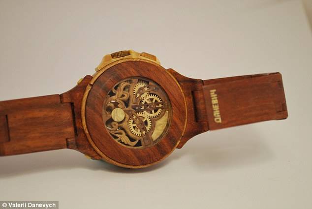 Удивительные часы из дерева (11 фото)